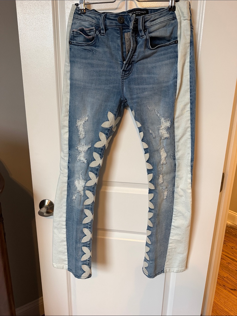 Cult of Individuality Two-Tone Light Blue Men's Bootcut Jeans with Leaf Appliqué